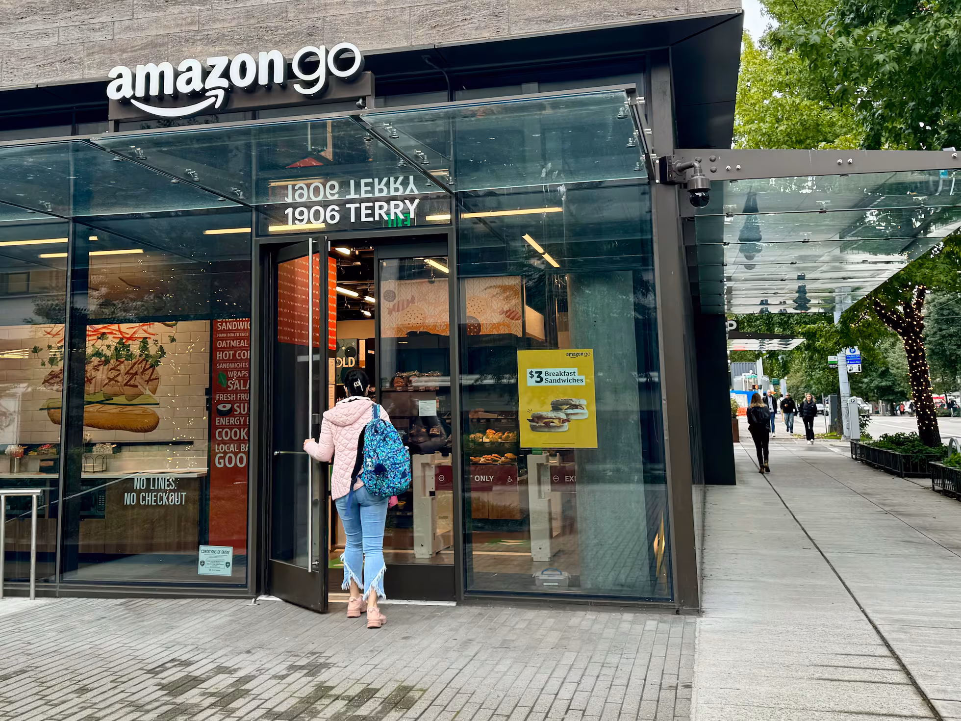Fachada de una tienda Amazon Go; ejemplo de supermercado inteligente sin cajeros.