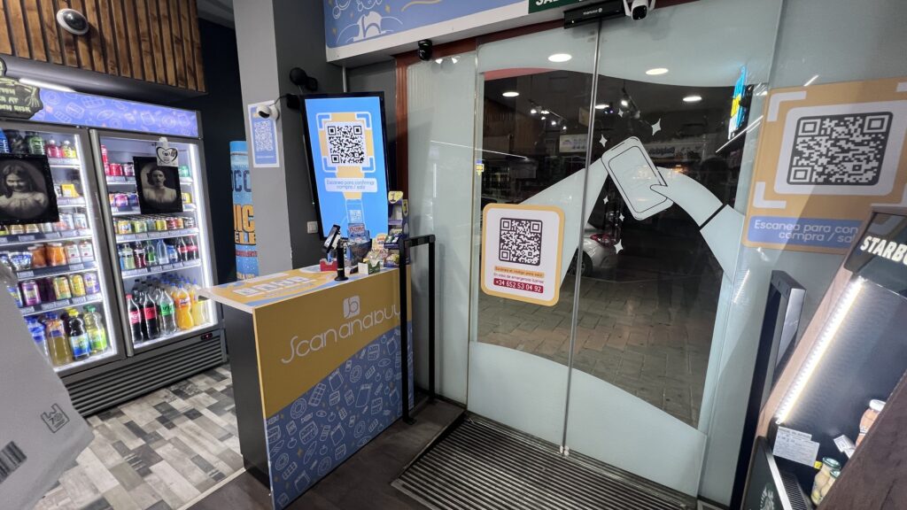 Entrada de supermercado inteligente con acceso QR