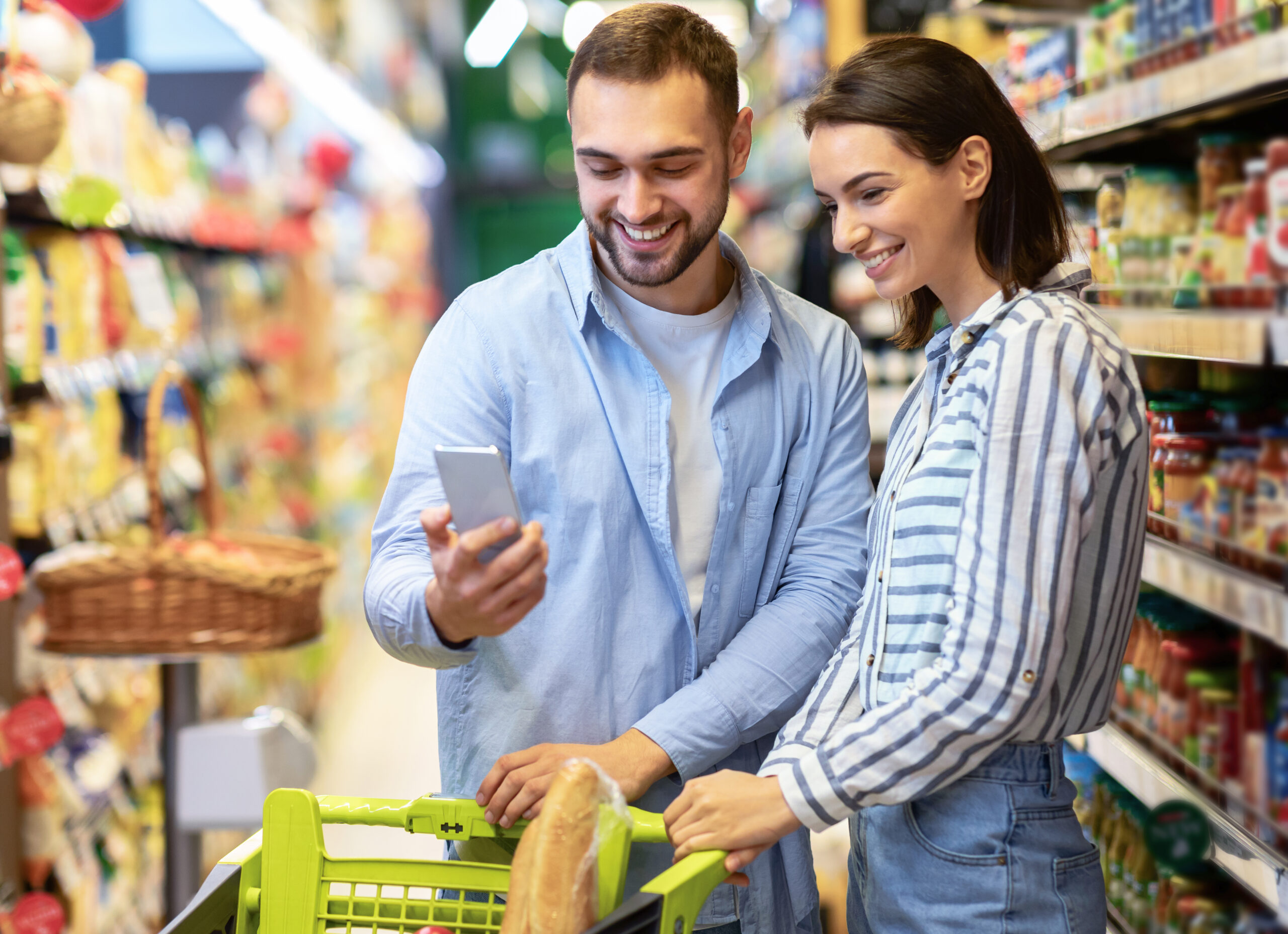 Clientes usando supermercado inteligente con Scan and Buy